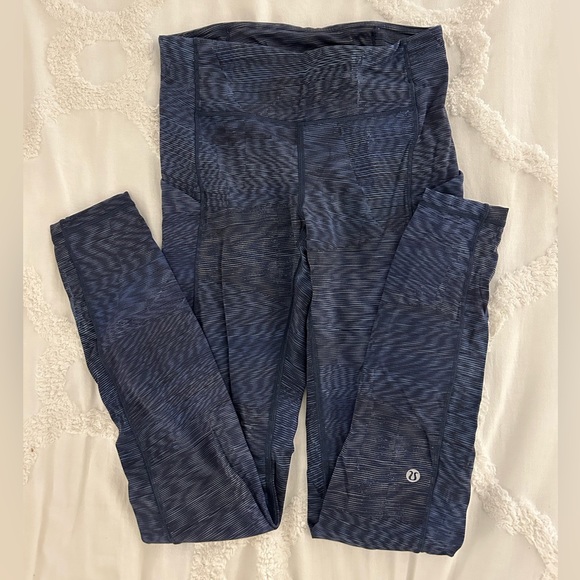 Lululemon Blue/Black Leggings with Side Pockets and Back Zip Pocket; size 4 - Picture 1 of 5